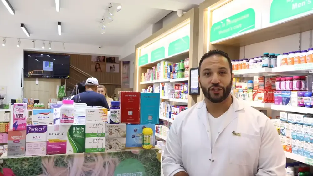 Un farmacista di Apteka Sharm accoglie i clienti in farmacia