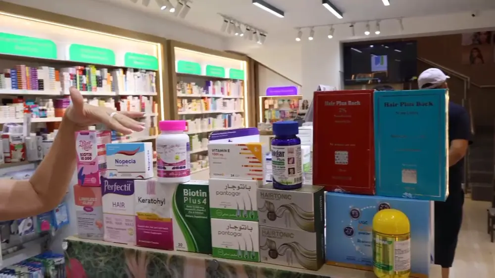 Scaffali di farmaci e cosmetici da Apteka Sharm