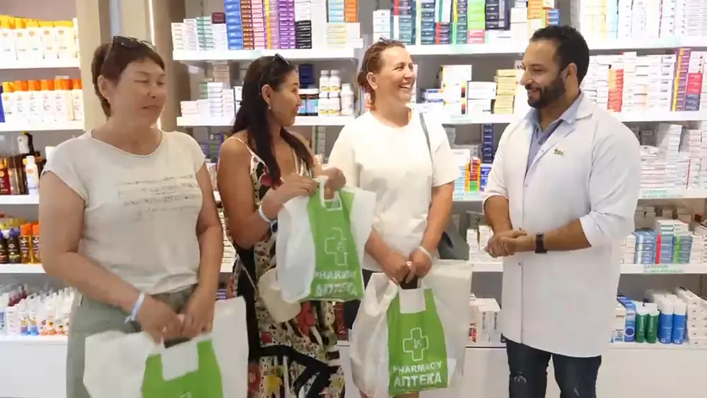 Quattro clienti con le borse di Apteka Sharm