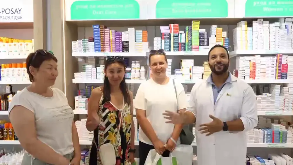 Clienti con un farmacista di Apteka Sharm