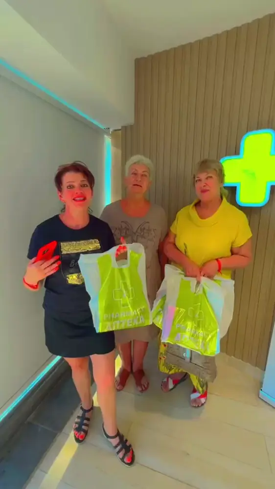 Tre clienti con le borse di Apteka Sharm
